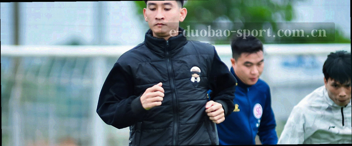南京城市天际线与体育场馆轮廓的抽象剪影，深空蓝与暖橙渐变